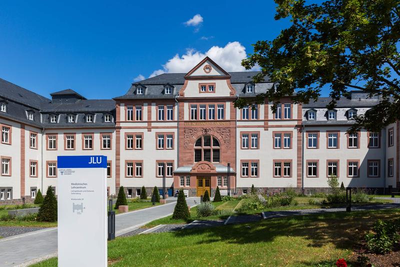 Das historische Jugendstil-Gebäude der „Alten Chirurgie“ ist zum Medizinischen Lehrzentrum – Lehrgebäude und Dekanat umgebaut worden. 