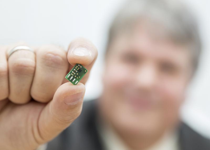 Professor Christian Haubelt zeigt Sensorik der Smartphones 