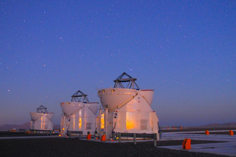 Drei der 1,8m-Teleskope des “Very Large Telescope Interfrometers” (VLTI) der Europäischen Südsternwarte auf dem Cerro Paranal in Chile.