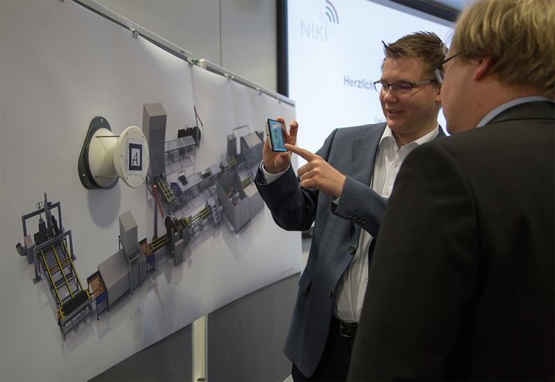 Augmented Reality auf dem Smartphone macht die Maschinendaten verständlich: Sascha Alpers (l.), FZI, zeigt Projektleiter Dr. Christoph Rathfelder (r.), Hahn-Schickard, die NIKI-4.0-Visualisierung.