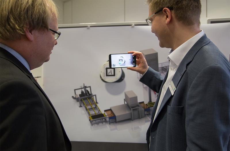 Augmented Reality auf dem Smartphone macht die Maschinendaten verständlich: Sascha Alpers (r.), FZI, zeigt Projektleiter Dr. Christoph Rathfelder (l.), Hahn-Schickard, die NIKI-4.0-Visualisierung.