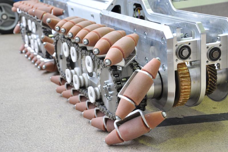 One of the special features of the vehicle is its innovative traction concept. Here the use of the working principle of Mecanum wheels has been transferred here into a tracked vehicle.