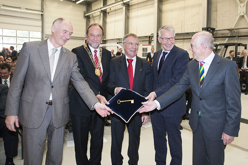 Schlüsselübergabe (v. l.): Prof. Hans-Peter Beck (EFZN), TU-Präsident Prof. Thomas Hanschke, Prof. Joachim Oppelt (DSC), Celles Oberbürgermeister Ulrich Mende und Thomas Großmann (Planung).