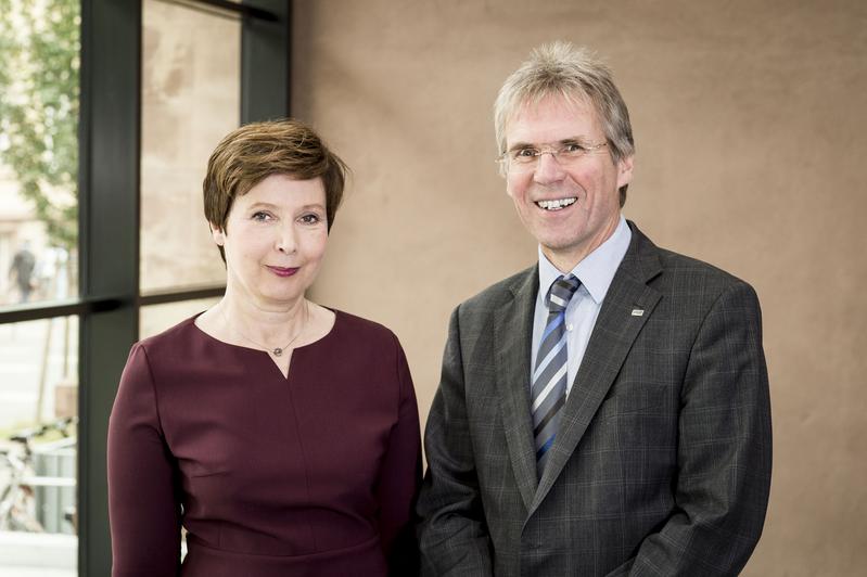 Christine von Vangerow und der Präsident des KIT Professor Holger Hanselka 