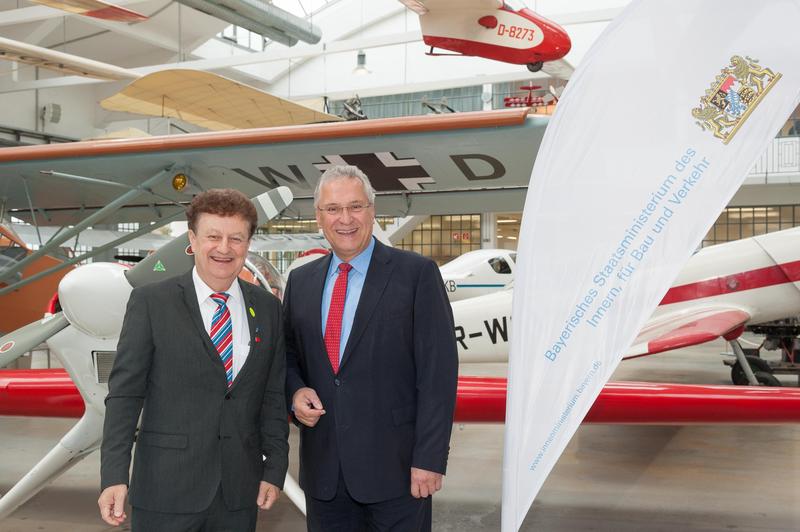 Der Generaldirektor des Deutschen Museums, Wolfgang M. Heckl (li.) und Bayerns Verkehrsminister Joachim Herrmann in der Flugwerft Schleißheim