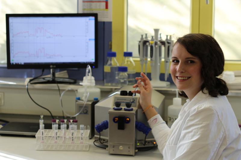 Christina Böck bei der Arbeit  im Labor