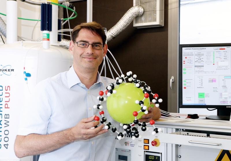 Die Arbeitsgruppe um den Physiker Leif Schröder entwickelt MRT-Verfahren mit einer Art „Fluxkompensator“. Nun soll sie zur Früherkennung von Parkinson eingesetzt werden.