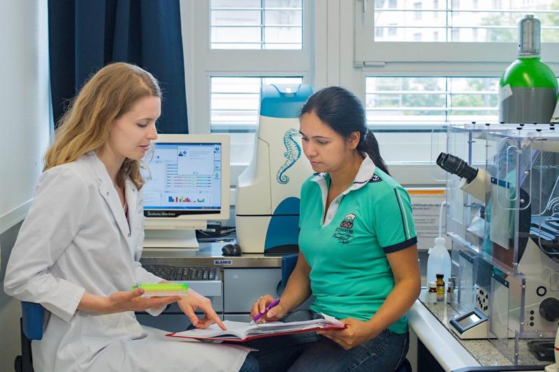 Dr. Christina J. Groß (links) und Dr. Ritu Mishra