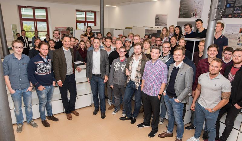 Die Gründerpersönlichkeiten Dr. Alex v. Frankenberg (1. Reihe, 3.v.l.), Christian Reber (1. Reihe, 3.v.r.) und David Schirrmacher (1. Reihe, 4.v.r.)  zu Besuc