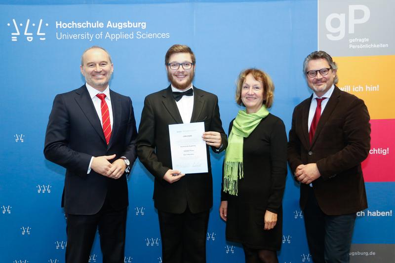 V.l.n.r.: Präsident Prof. Dr. Gordon Thomas Rohrmair, Preisträger Danil Aleynikov, Ingrid Hahn-Eisenhardt, Leiterin des International Office und Vizepräsident Prof. Dr. Manfred Uhl.
