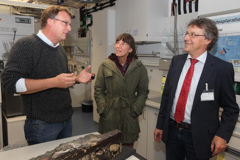 Dr. Ulrich Schwartz-Schampera, BGR (l.), stellt Dr. Helmut Löwe, BMBF (r.), Dr. Britta Kragert, CUTEC-Institut GmbH, und weiteren Teilnehmern der BMBF-Statuskonferenz marine Rohstoffe vor.  