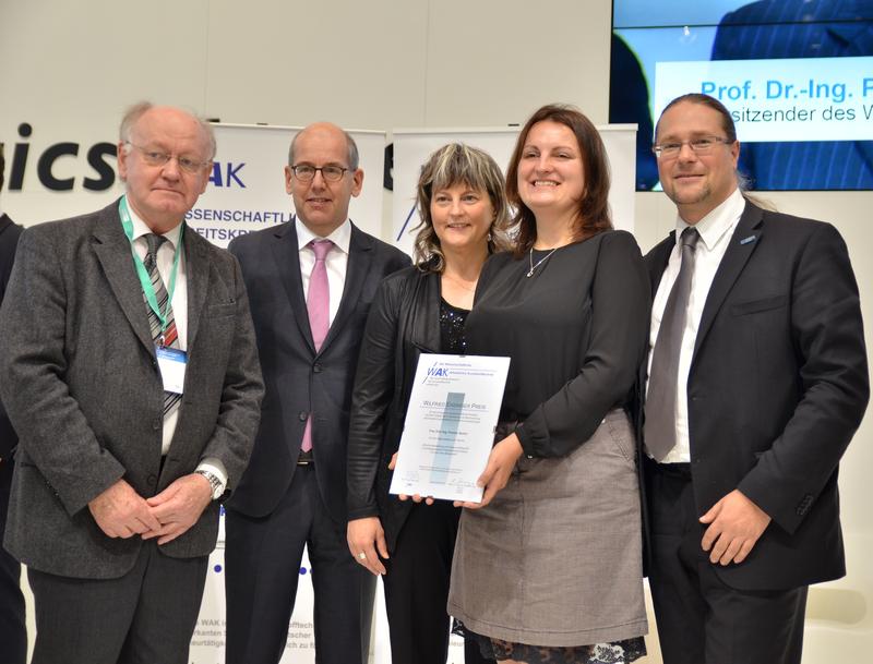 Yvonne Spörer mit Klaus Ensinger, Geschäftsführer des preisstiftenden Unternehmens (2.v.l.) sowie  und Dr.-Ing. Ines Kühnert (Mitte), Prof. Gert Heinrich (links) und Jun.-Prof. Sven Wießner