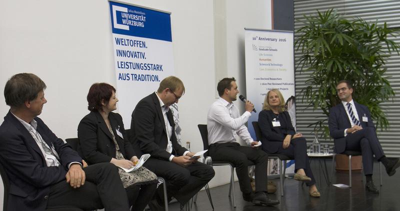 1. Sitzung / V. l. n. r.: Prof. Reinhard Jahn, Verena Osgyan, Prof. Enrico Schleiff (Moderator), Markus Ankenbrand (Fragender), Prof. Andrea Szczesny und Max-Martin Deinhard.