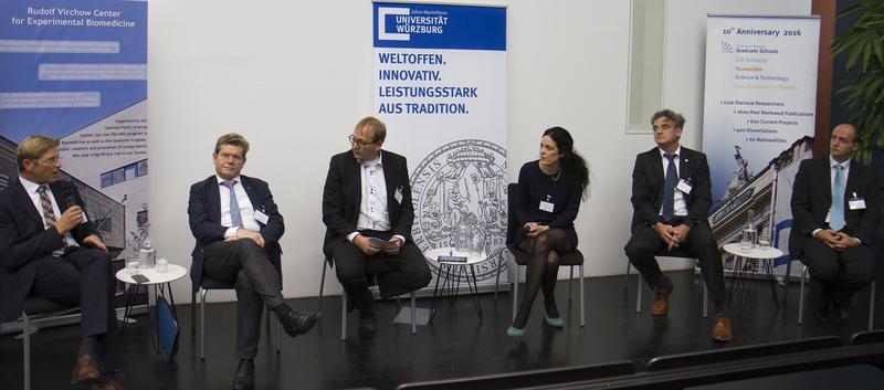 1. Sitzung / V. l. n. r.: Oliver Jörg, Georg Rosenthal, Prof. Enrico Schleiff (Moderator), Dr. Sonja Lorenz (Fragende), Prof. Lukas Worschech und Prof. Robert Grebner