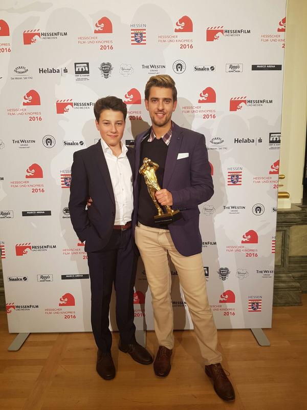 Links Hauptdarsteller Oskar Keymer (Rolle des Lukas Fuhrmann) und der Regisseur Simon Pilarski mit der Trophäe zum Hessischen Filmpreis 2016