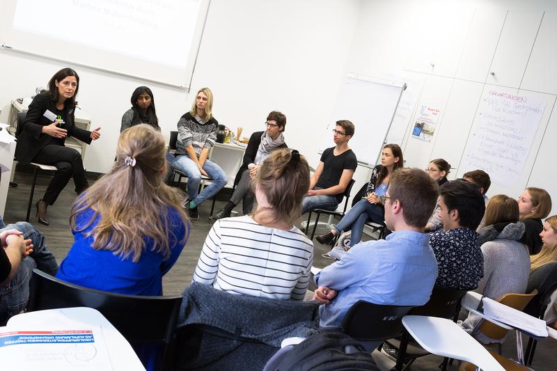 In Vorträgen und Workshops erhalten die Studierenden aktuelle Informationen zur Organspende.