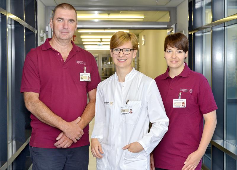 Die beiden Schlaganfall-Lotsen des Dresdner Uniklinikums,  Uwe Helbig und Heike Urban (rechts) betreuen mit der Neurologin Dr. Jessica Barlinn (Mitte) das Schlaganfall-Nachsorge-Programm SOS.