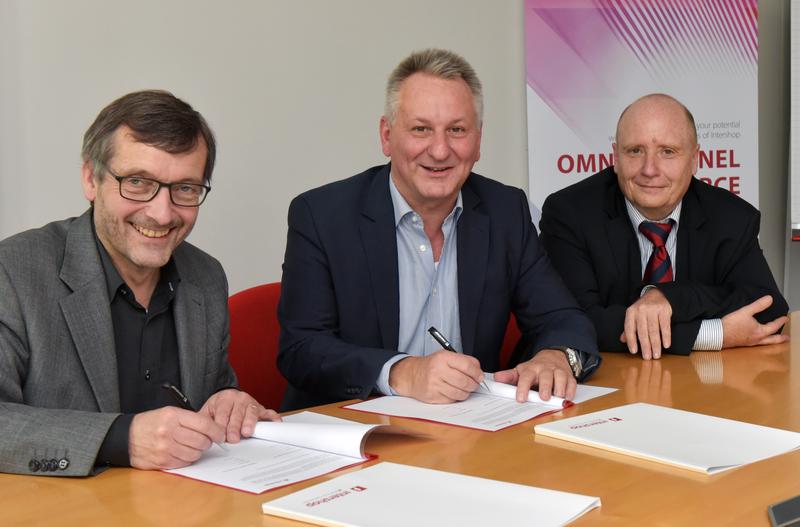 Den neuen Kooperationsvertrag unterzeichnen (v.l.) Uni-Präsident Prof. Dr. Walter Rosenthal und Intershop-Vorstandsvorsitzender Dr. Jochen Wiechen, in Anwesenheit von Prof. Dr. Johannes Ruhland.