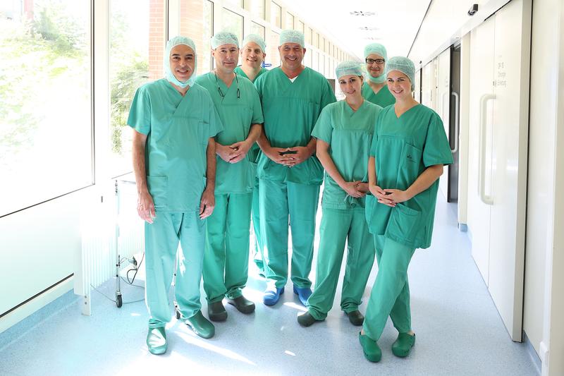 Das erfolgreiche Team der Klinik und Poliklinik für Chirurgie des UKR rund um Professor Dr. Ayman Agha (l.), Professor Dr. Hans Schlitt (2.v.l.) und Professor Dr. Marcus Scherer (4.v.l.).