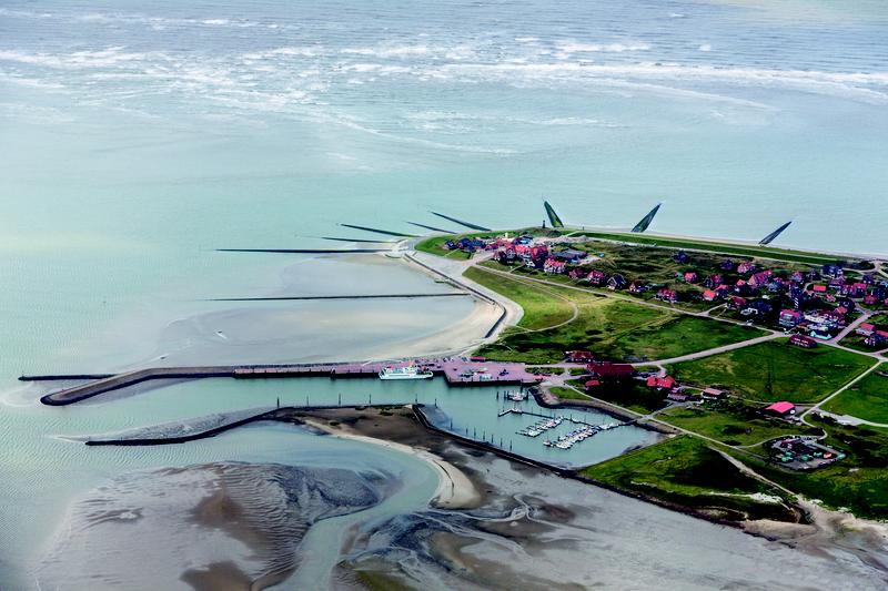 Durch Deckwerke und Buhnen massiv befestigter „Igelkopf im Westen der Insel Baltrum“.