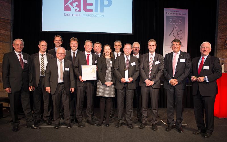 Werkzeugbau des Jahres 2016: Phoenix Contact GmbH & Co. KG mit Jurymitgliedern 