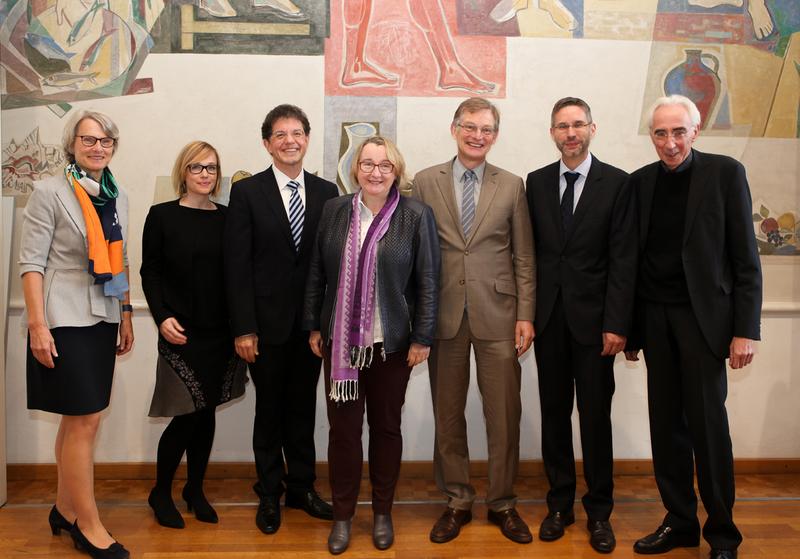 Dr. Ulrike Freundlieb, Julia Derkau, Matthias Schneider, Wissenschaftsministerin Theresia Bauer, Universitätsrektor Prof. Dr. Ernst-Ludwig von Thadden, Prof. Dr. Jürgen Seifried, Prof. Christoph Weiß
