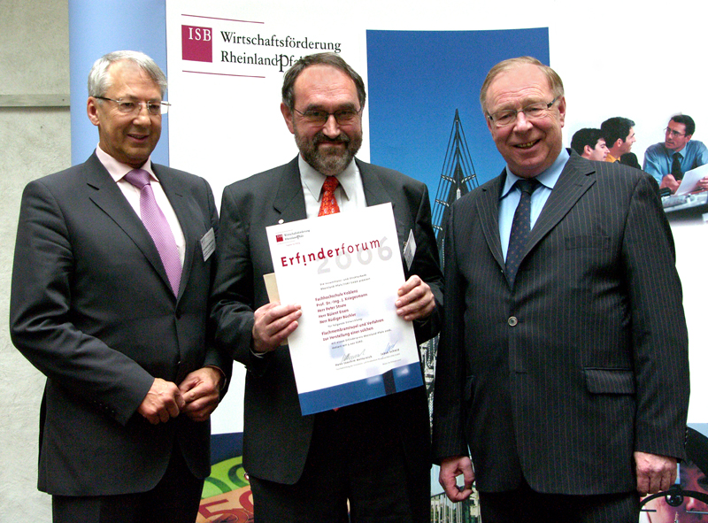 Der rheinland-pfälzische Wirtschaftsminister Hans-Artur Bauckhage (rechts) und Hans-Joachim Metternich von der ISB (links) gratulierten Prof. Dr. Jochen Kriegesmann (Mitte) und seinem Team zum Erfinderpreis 2006.
