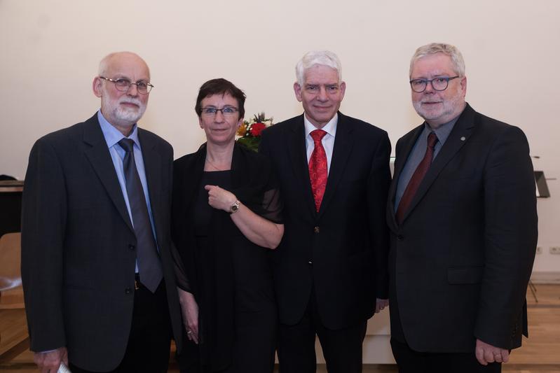 Prof. Dr. Karl Erich Grözinger, Prof. Dr. Susanne Talabardon, Dr. Josef Schuster und Prof. Dr. Dr. habil. Godehard Ruppert (v.l.n.r.) bei der Eröffnung des neuen Studiengangs.