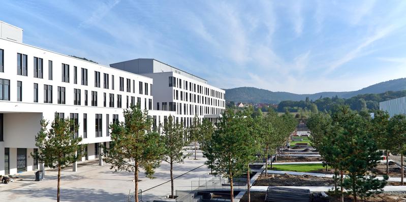 Über den Campus an der Straße „Am Klinikum“ kann das neue UKJ betreten werden. Rund um den Neubau in Jena-Lobeda wurden insgesamt fast 350 Bäume neu gepflanzt. 