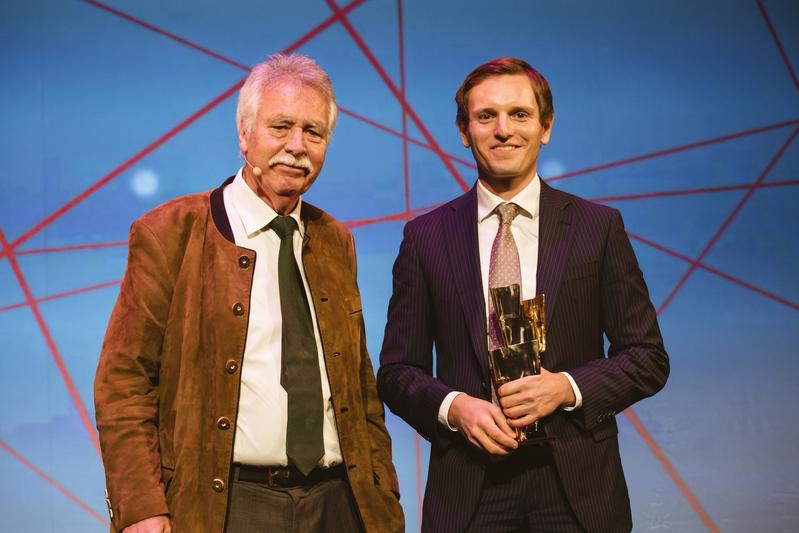 Dr. Stefan Klaßmüller (rechts) und Prof. em. Dr. Wolfgang Wiegard, der den Kulturpreis Bayern in der Kategorie Universitäten bei der feierlichen Verleihung am 27. 10. 2016 in Amberg überreicht hat.