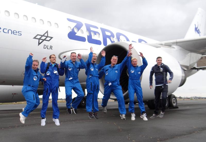 Das JLU-Team vor dem Parabelflugzeug (v.l.n.r.): Michael Kretschmer, Christopher Dietz, Christian Schinz, Benjamin Steinmüller, Thomas Nimmerfroh, Markus Thoma, Leon Kleinschmidt.