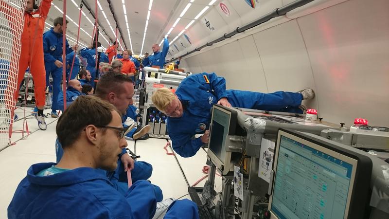 Prof. Markus Thoma („horizontal“) mit Christopher Dietz (vorn) und dahinter Christian Schinz beim Experimentieren in der Schwerelosigkeit. 