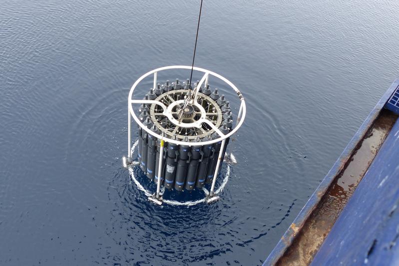 Die Proben wurden mit Wasserschöpfern an einer CTD-Rosette (engl. für Conductivity – Leitfähigkeit, Temperature – Temperatur und Depth – Tiefe) an Bord des Forschungseisbrechers Polarstern gesammelt.