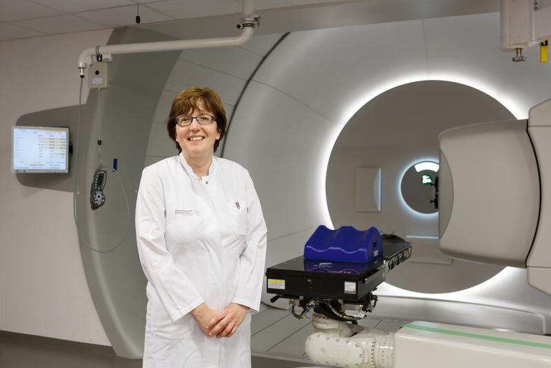 Prof. Mechthild Krause am Bestrahlungsplatz der Protonentherapie.