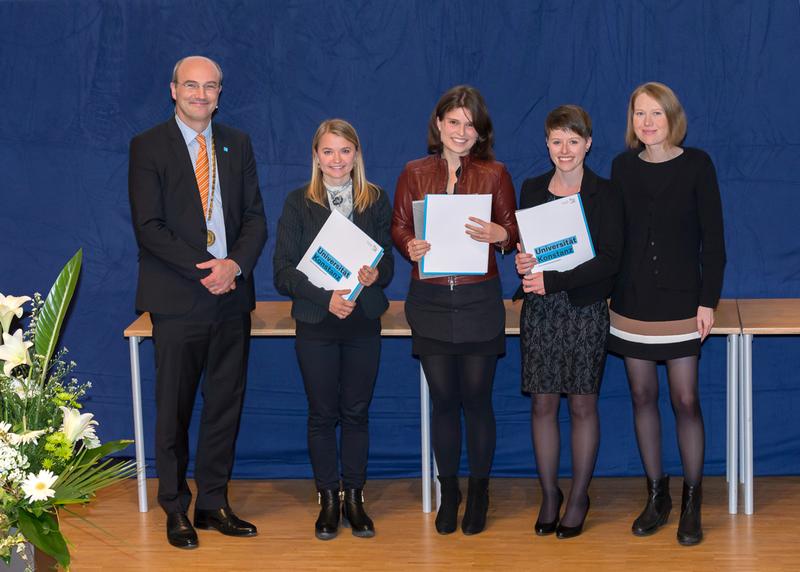 Prof. Dr. Ulrich Rüdiger mit den Preisträgerinnen Dr. Aida Sehle, Gesa Pust, Carina Menzel sowie der Vorstandsvorsitzenden der Stiftung Schmieder Lisa Friedrich-Schmieder (v.l.)