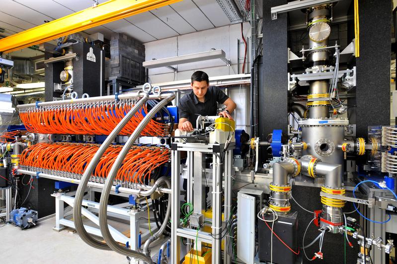 Mit Hilfe der Terahertz-Anlage TELBE im ELBE-Zentrum für Hochleistungs-Strahlenquellen des HZDR können die Forscher die benötigten magnetischen Materialien untersuchen.