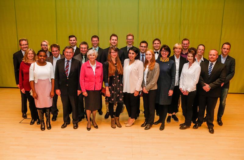 Bei der Akademischen Jahresfeier der FH Dortmund wurden die besten Absolventinnen und Absolventen geehrt.