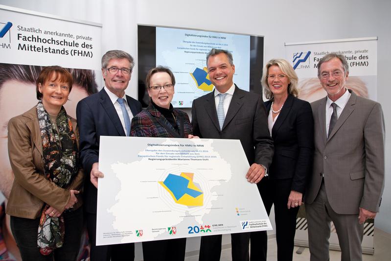v.l.n.r.: Anke Recklies (Bezirksregierung DT) , Friedel Heuwinkel (FHM), Marianne Thomann-Stahl (Regierungspräsidentin), Prof. Dr. Volker Wittberg, Prof. Dr. Anne Dreier, Prof. Dr. Richard Merk (FHM)