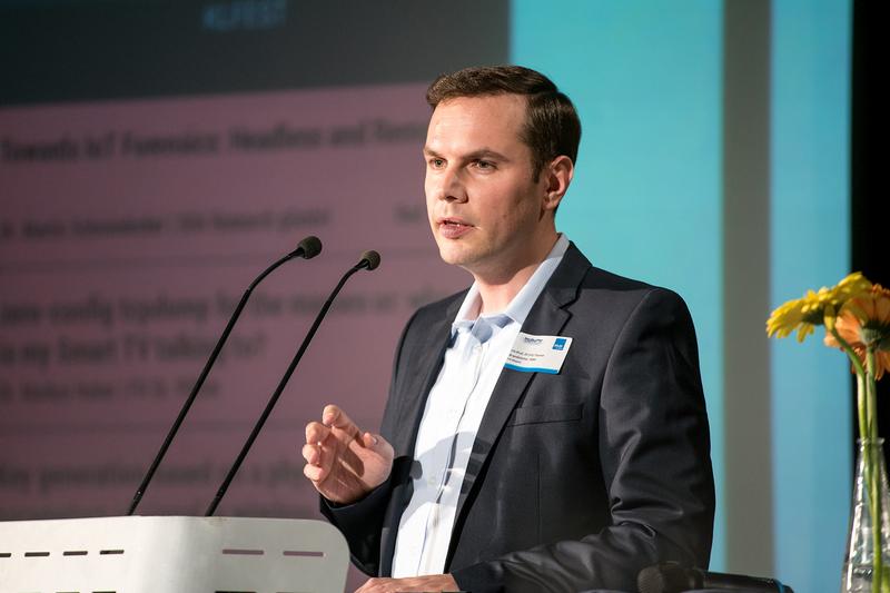 FH-Dozent Thomas Brandstetter bei seinem Vortrag.
