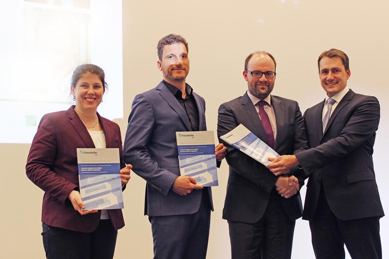 BU: Elena Winter, Steffen Raiber (v.l.) und Prof. Dr. Tobias Bernecker (r.) übergegeben die Studie „Logistikinnovationen BW“ an Jochen Pahlke vom Wirtschaftsministerium Baden-Württemberg 
