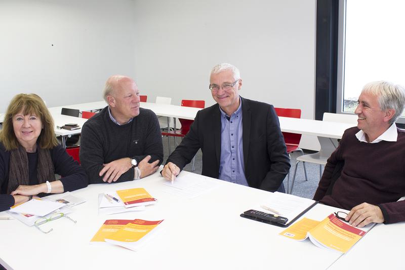 v.l.n.r. Ines Graudenz, Dirk Randoll und Jürgen Peters, Autoren der Studie und Klaus Amann, Mitglied im Vorstand des Bundesverbandes der Freien Alternativschulen, im Gespräch.