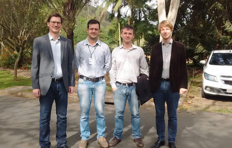 Das deutsch-brasilianische Wissenschaftler-Team beim Projekt-Auftakttreffen (von links): Prof. Michael Freitag, Ricardo Pimentel, Prof. Enzo Morosini Frazzon und Mirko Kück.