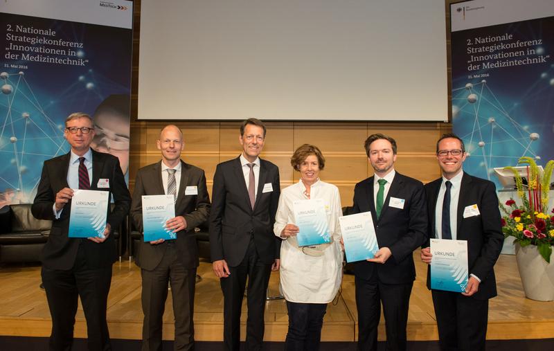 Bei der Nationalen Strategiekonferenz im Mai 2016 in Berlin zeichnete BMBF-Staatssekretär Dr. Georg Schütte die Industrie-in-Klinik-Plattformen aus, die 2017 BMBF-gefördert ihre Arbeit aufnehmen.