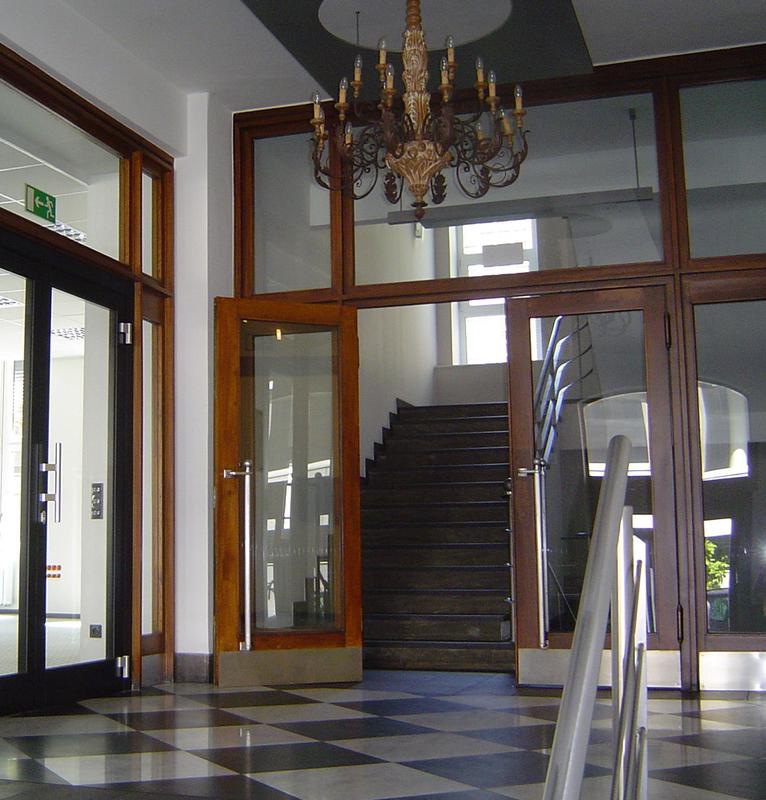 Eingang zur Rheinischen Fachhochschule Köln