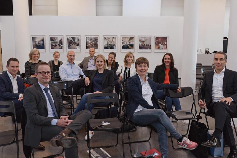 Vordere Reihe v.l.n.r.: HfWU-Studiendekan Prof. Dr. Stefan Reindl, Dr. Heike Hartrath und Dr. Achim Sauer (Mercedes-Benz Vertrieb Deutschland) mit Studierenden.