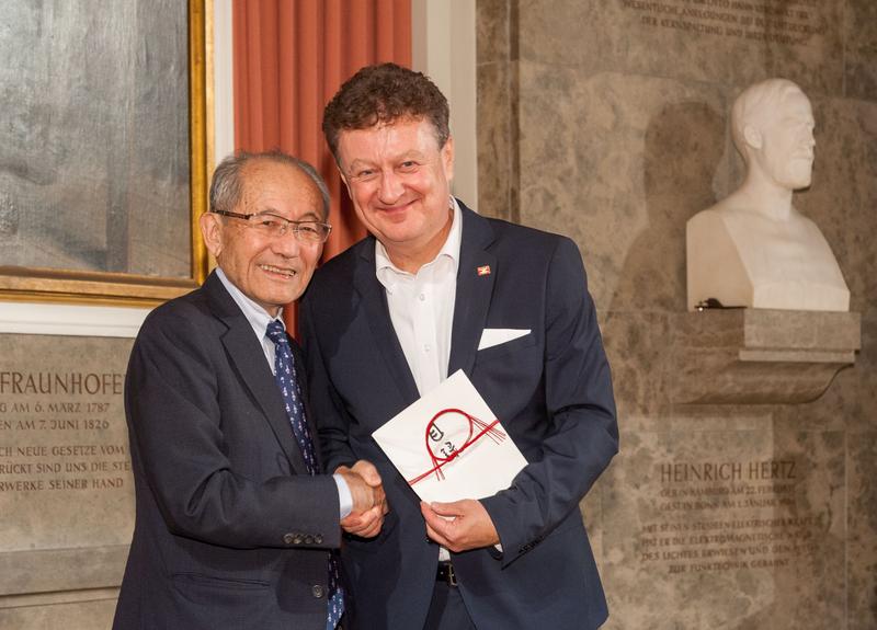 Generaldirektor Wolfgang M. Heckl (re.) mit Hiromasa Ito im Ehrensaal des Deutschen Museums.