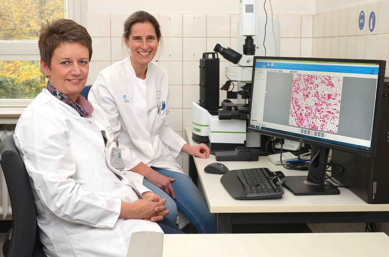  v.l.n.r. Prof. Dr. Eva Wardelmann und Prof. Dr. Claudia Rössig freuen sich stellvertretend für acht Kliniken und Institute über das neue Bildgebungsgerät „Vectra®“. 