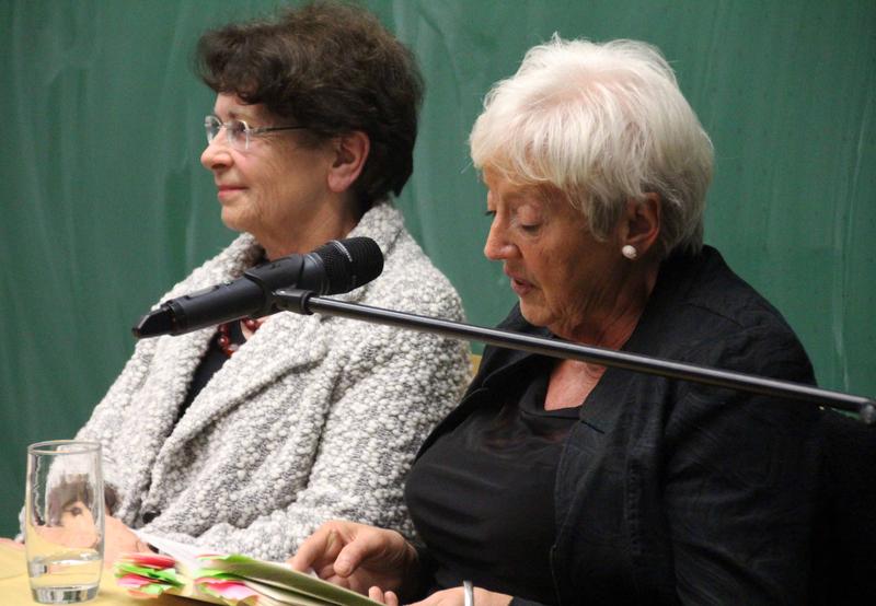 Finanzberaterin Helma Sick (links) und Bundesministerin für Familie, Senioren, Frauen und Jugend a.D. Renate Schmidt bei ihrer Autorinnenlesung an der OTH Regensburg.