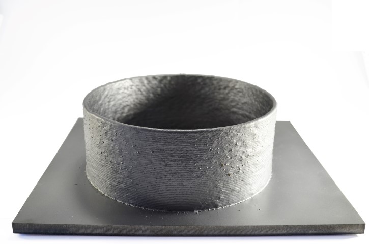 Mit laseradditiver Fertigung mittels Auftragschweißen lassen sich Makro-Bauteile bei hohen Prozessgeschwindigkeiten fertigen – zum Beispiel für den Prototypenbau.