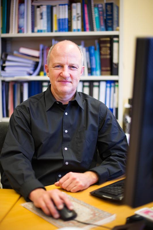 Professor Heiko Rieger wurde mit der Ehrendoktorwürde der ungarischen Universität Szeged geehrt. Der Physiker unterhält seit 1996 enge Beziehungen zur dortigen Abteilung für Theoretische Physik